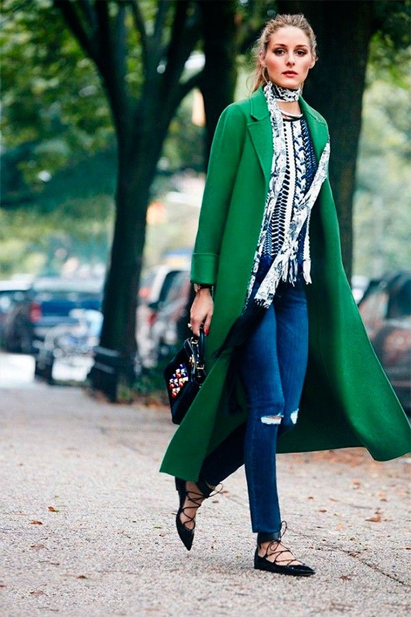Street style look casaco verde, calça jeans e sapatilha preta.