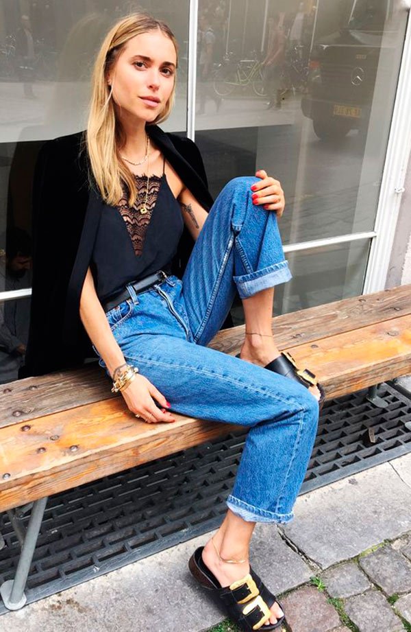 Street style look com calça jeans e regata com renda.