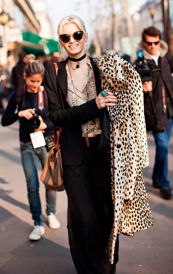 Street style look com casaco maxi animal print e choker.