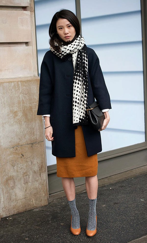Street style look com casaco azul, meias aparente e maxi lenço.