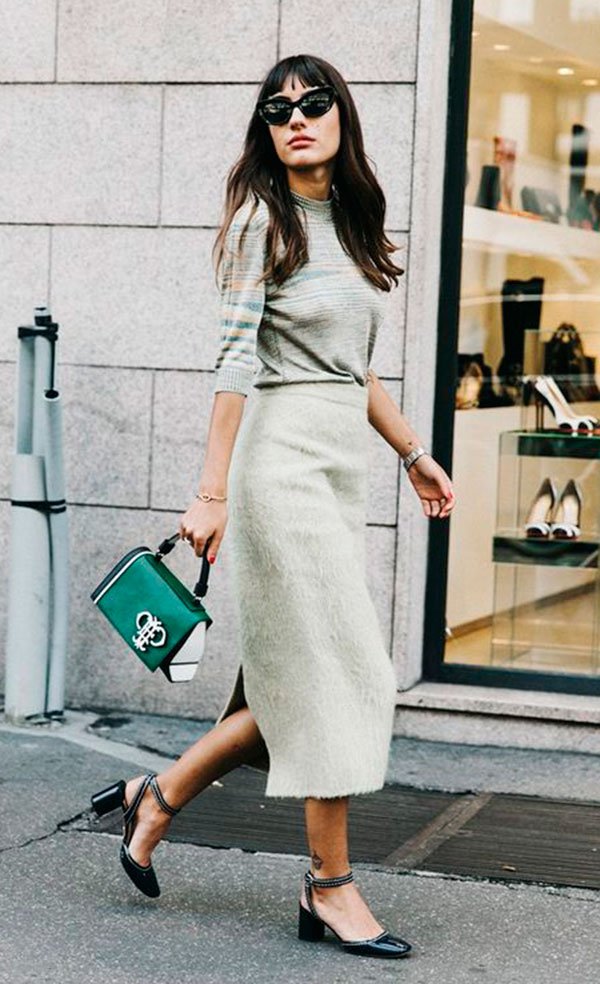 Street style look saia midi, salto blocado e bolsa verde.