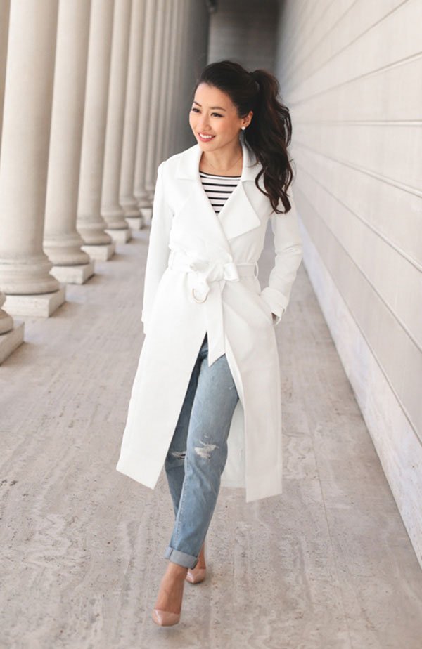 Street style look maxi casaco branco com listras e calça jeans.
