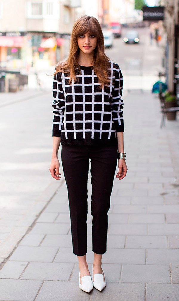 Street style look suéter preto e branco xadrez, calça jeans preta e sapatilha.