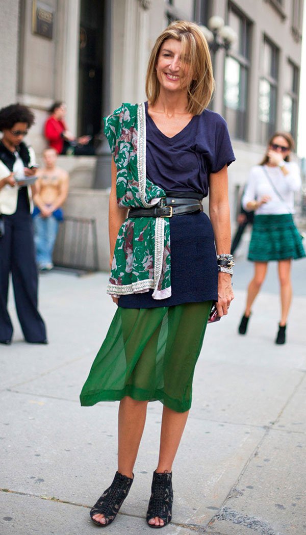 Street style look com lenço e saia verde.