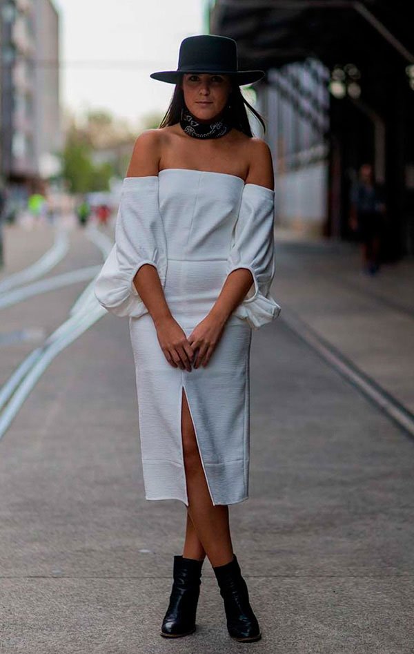 Street style look com vestido branco e lenço