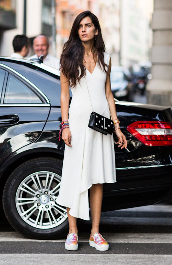 Street style look com vestido branco e slip on.