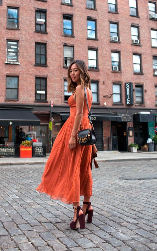 Street style look com vestido laranja