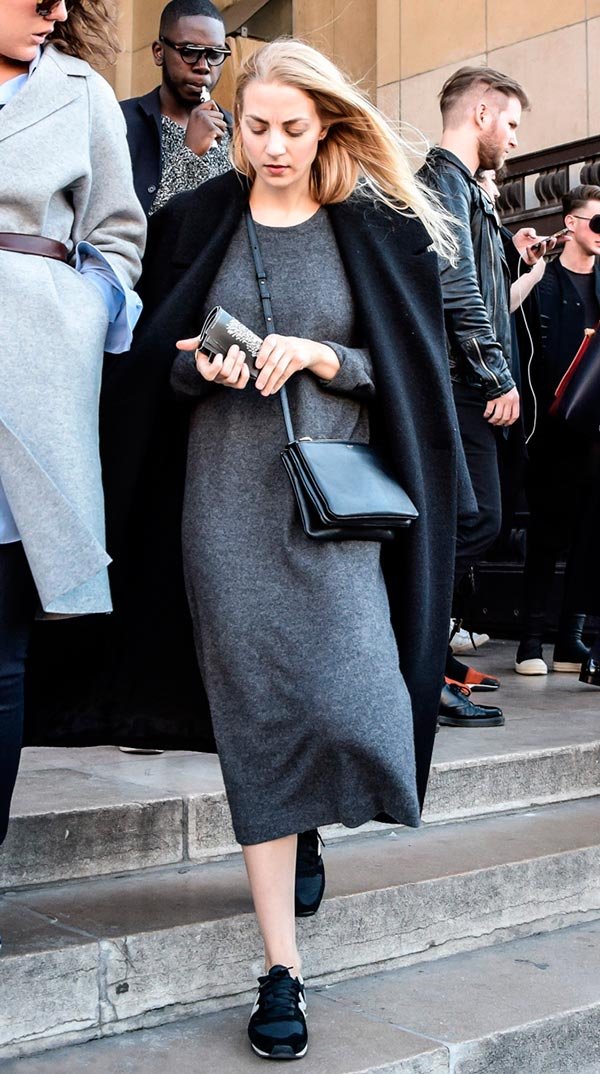 Street style look com vestido midi cinza, tenis preto e  maxi casaco.