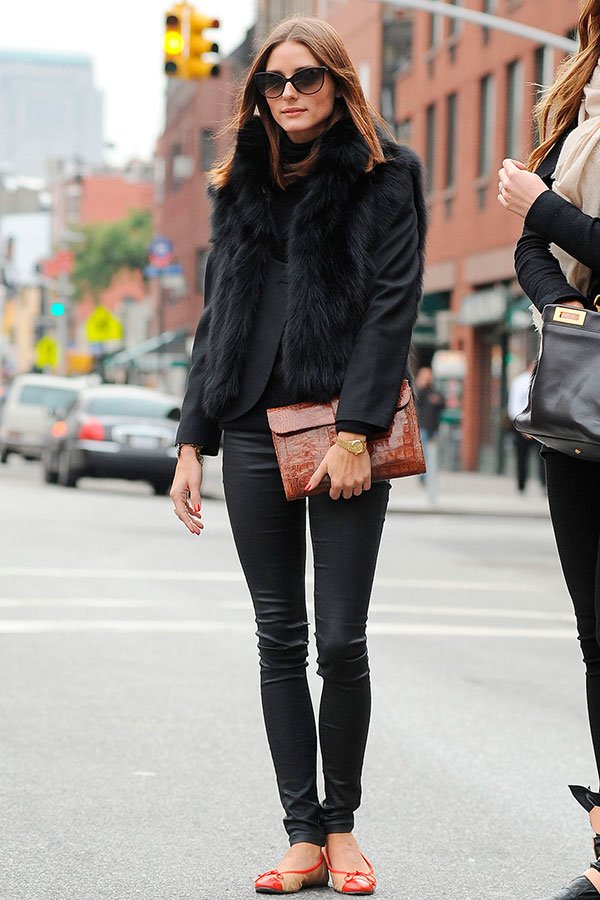 Olivia Palermo usa look total black com camadas de couro e colete de pelos preto