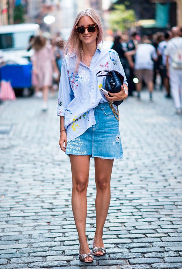 Mulher bonita moda em óculos de sol elegantes com calças de jaqueta jeans e  bolsa anda na cidade