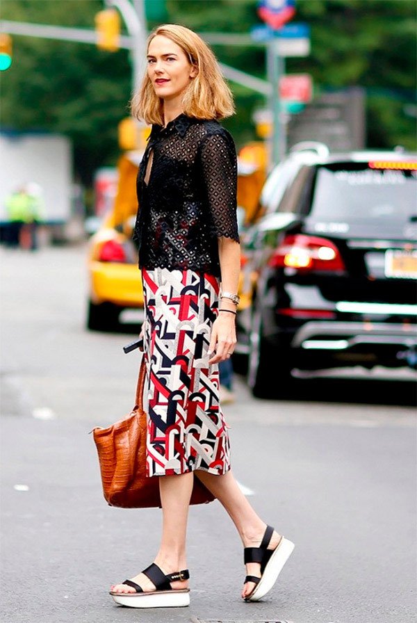 Street style look com sandália flatform saia colorida.