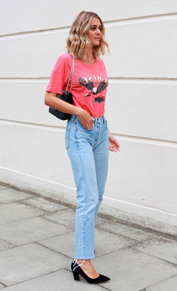 Street style look com camiseta e calça jeans.
