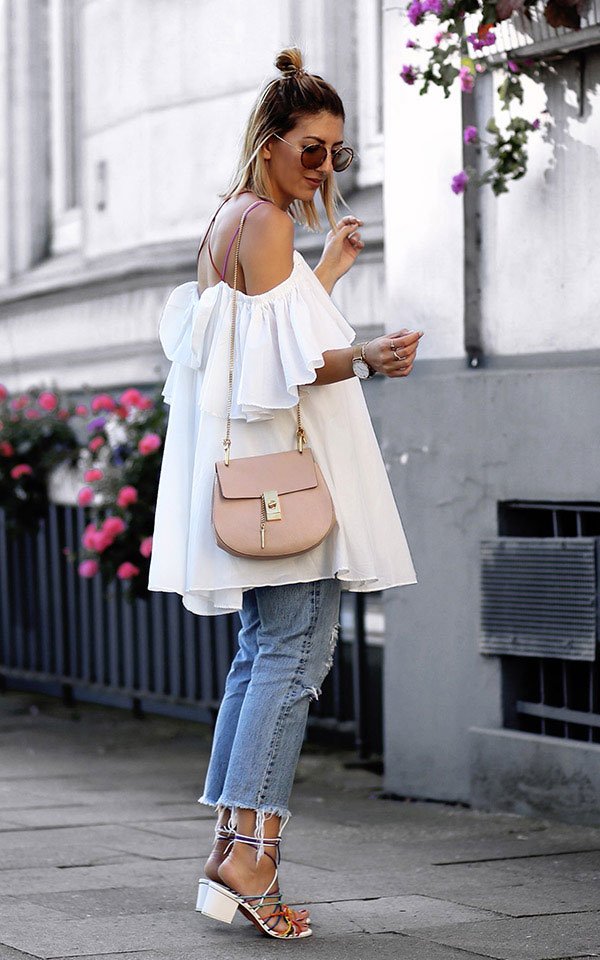 Street style look com bata branca e calça jeans.