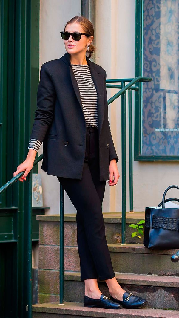Street style look com blusa listrada, blazer e calça social