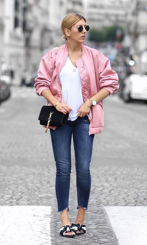 Street style look com bomber jacket rosa.