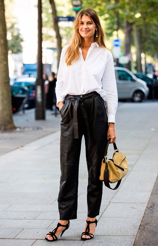 Street style look com camisa branca e calça preta.