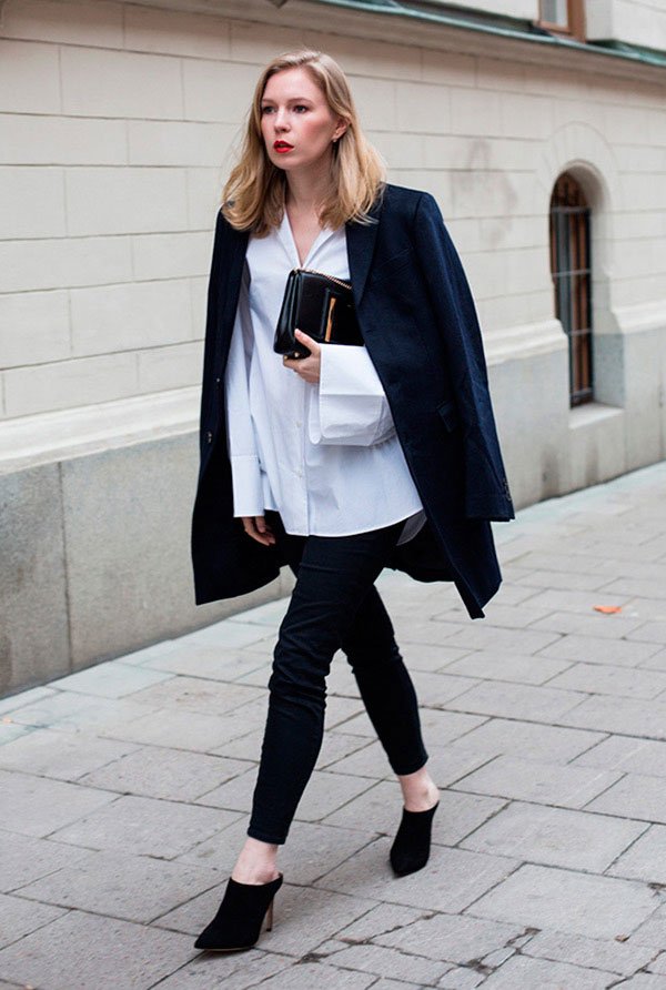 Street style look com camisa branca, blazer, calça e mule.