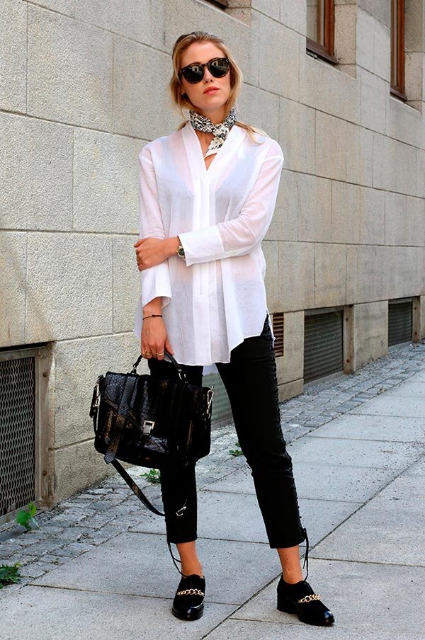 Street style look com camisa branca e calça preta.