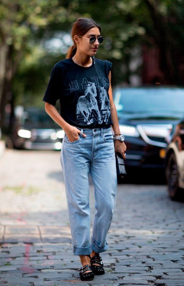 Street style look com camiseta, jeans e sapatilha estilo bailarina.