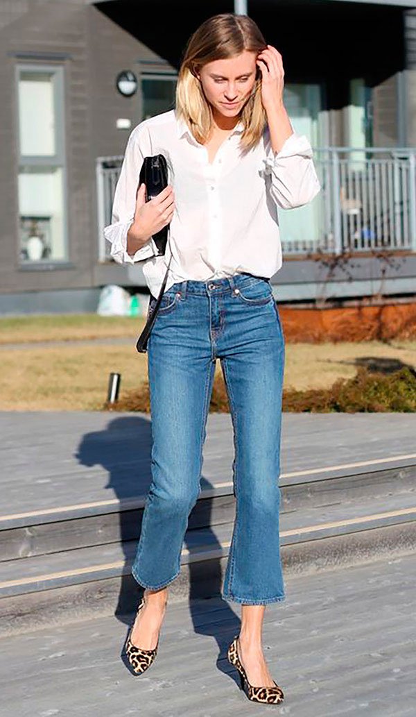 Street style look com cropped jeans flare.
