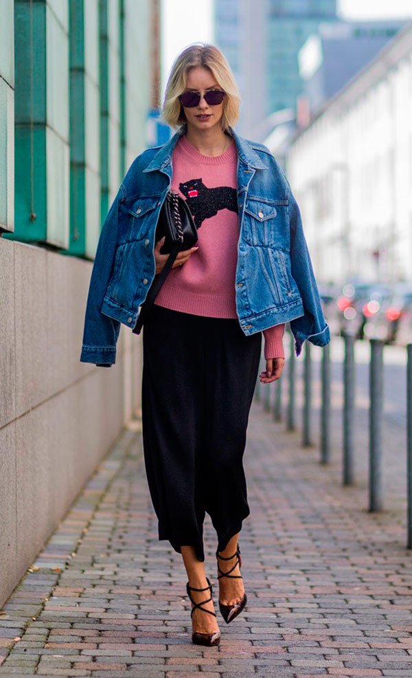 Street style look com tricot rosa.