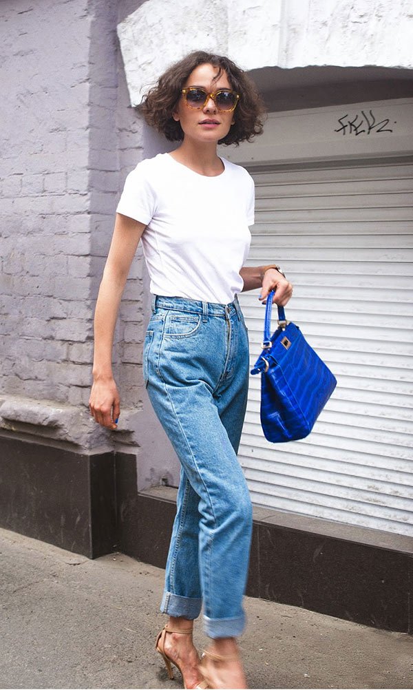 Street style look com calça jeans cintura alta.
