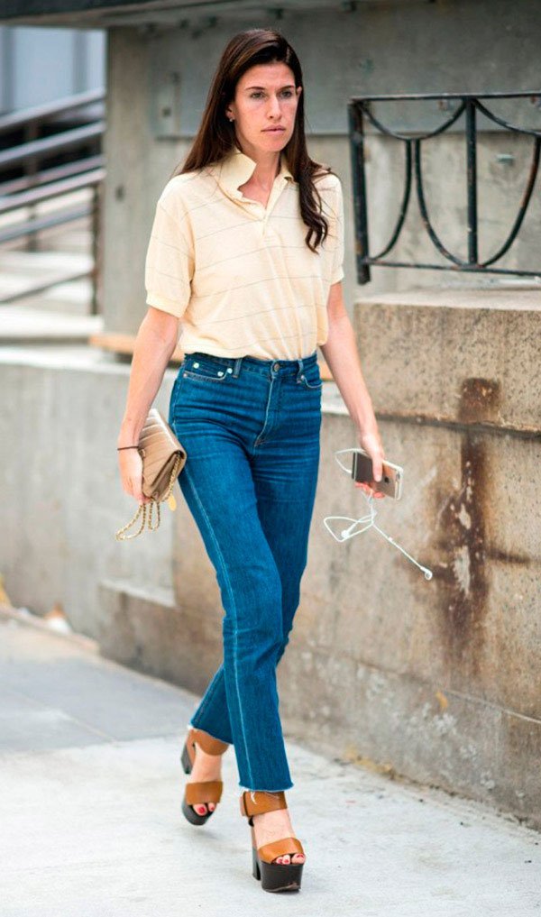 Street style look com polo amarela e jeans.