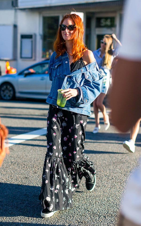 Street style look com vestido longo estampado e jaqueta jeans.