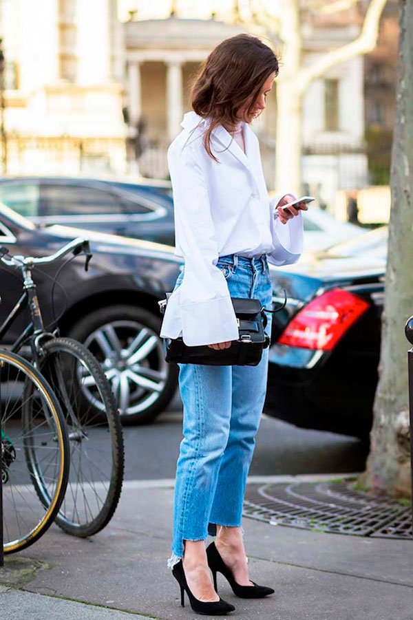 Street style com blusa manga boca de sino e cropped jeans