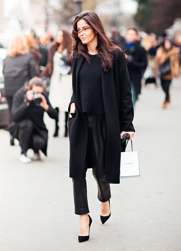 look all black com casaco longo e scarpin