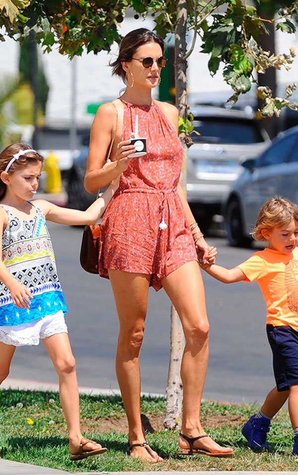 Alessandra Ambrosio usa macaquinho com rasteirinha no verão