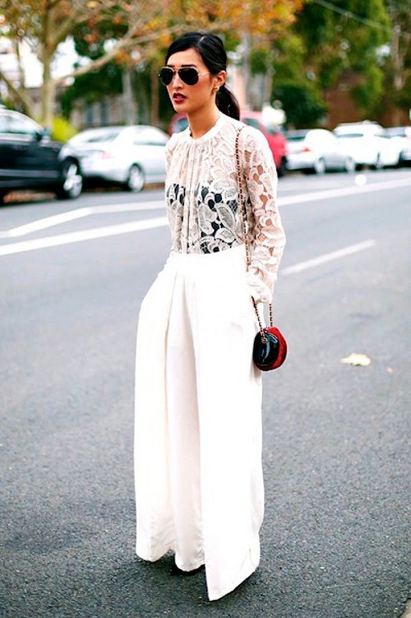 Street style com blusa de renda e calça pantalona brancas