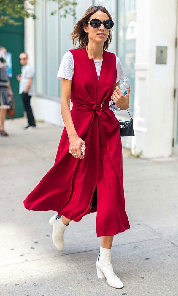 Street style look com vestido vermelho e bota branca.