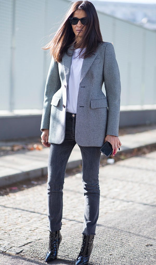 Street style look com blazer cinza e calça skinny.
