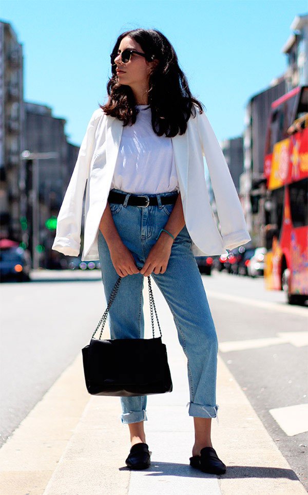 Street style look com blazer branco e calça jeans.