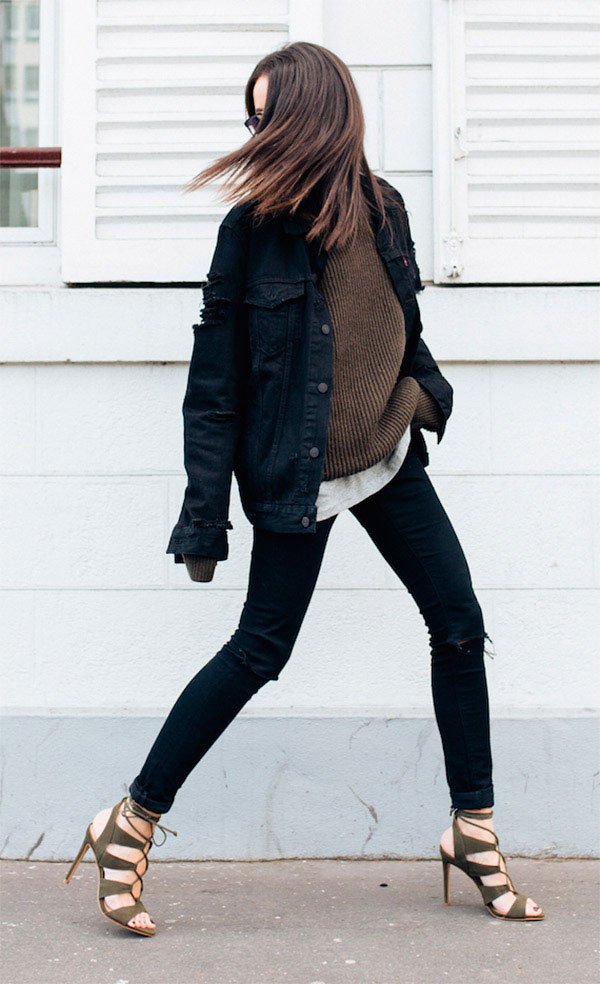 Street style look com calça jeans e sandália.