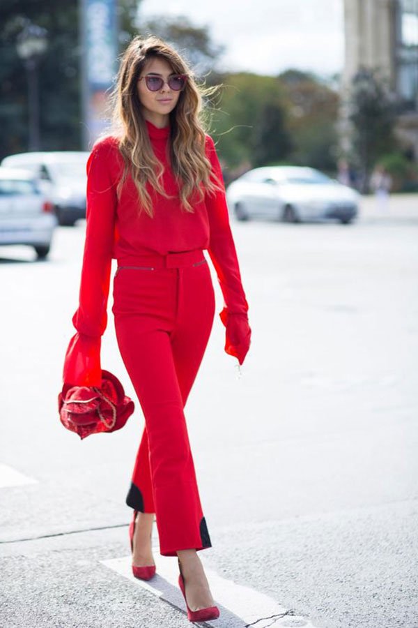 Street style look com turtleneck e calça vermelho.