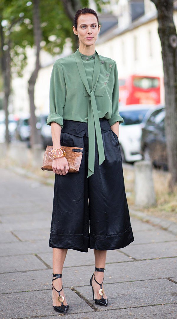 Street style look com camisa verde e calça culotte.