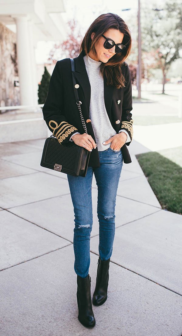 Street style look com casaco preto e calça skinny.