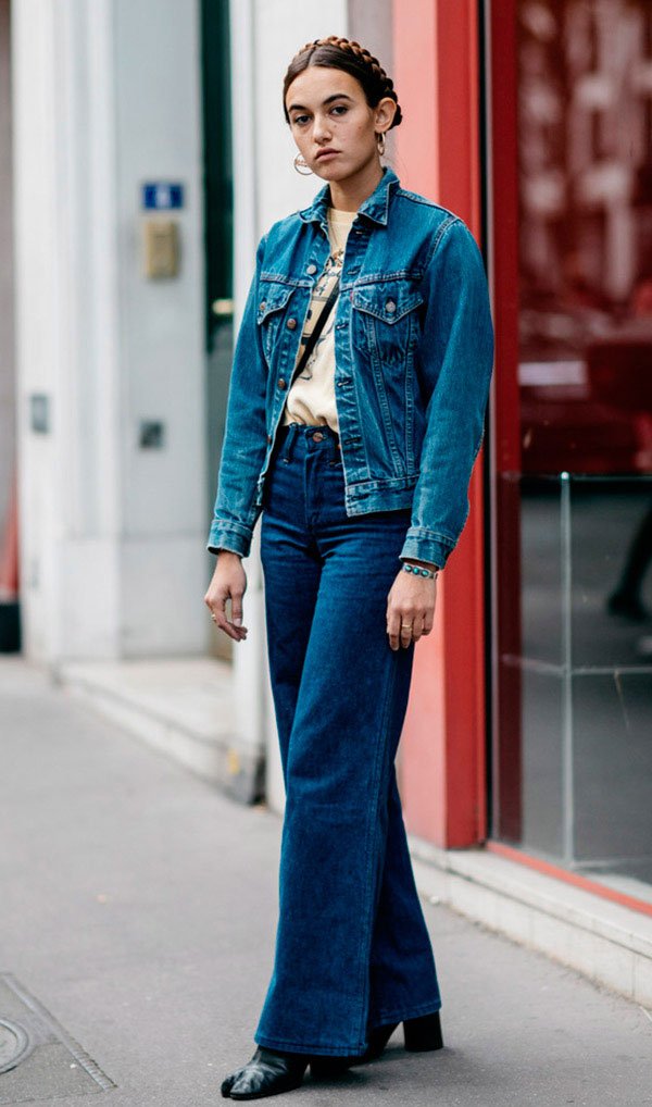 Street style look com camiseta e jaqueta jeans.