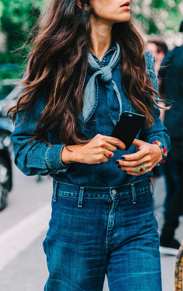 Street style look com lenço jeans.