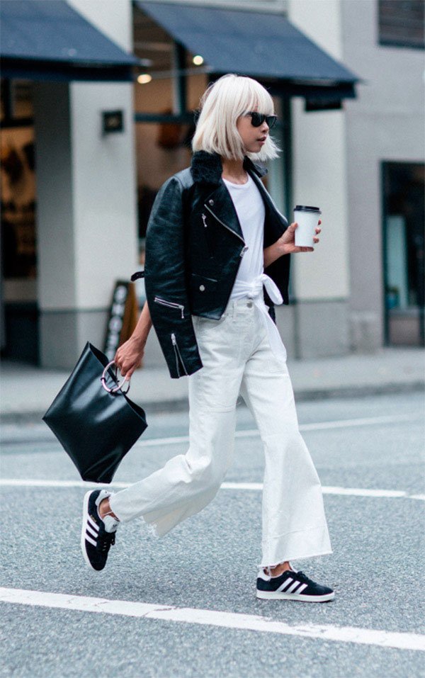 Street style look branco com jaqueta preta.