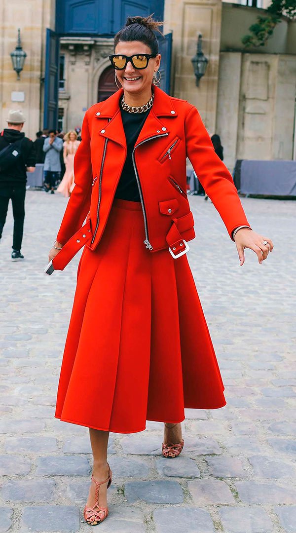 Street style look com jaqueta e saia vermelho.