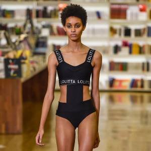 Lolitta adere à logomania com desfile see-now, buy-now