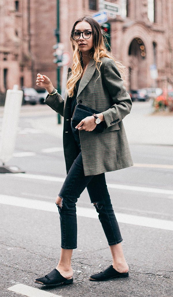 Street style look com blazer e calça jeans.
