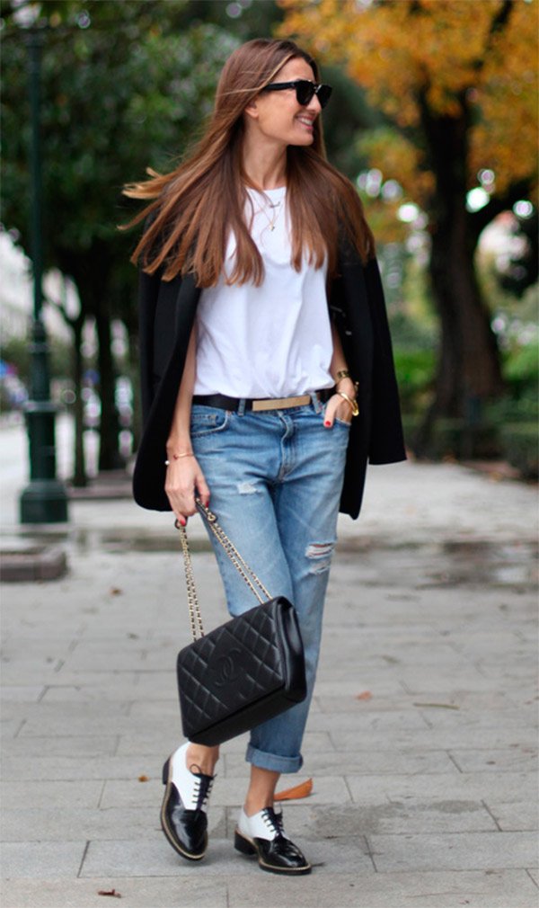 Street style look com calça jeans e blazer.
