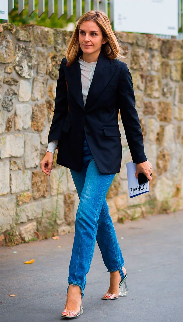 Street style look com calça jeans e blazer.