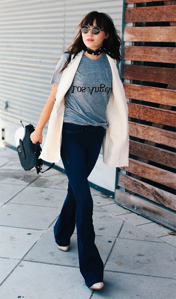Street style look com flare jeans e colete.