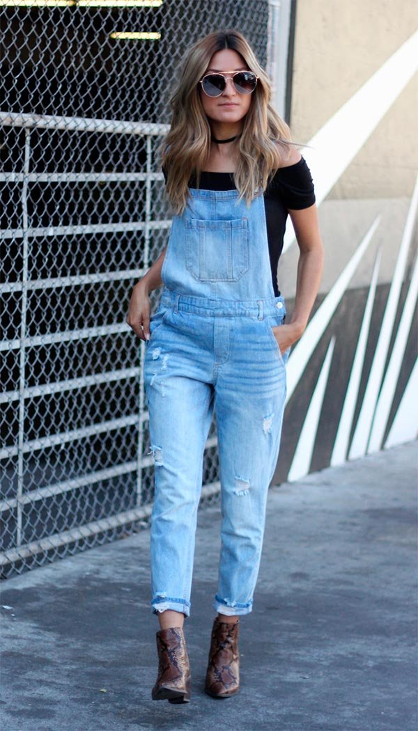 Street style look com macacão jeans.
