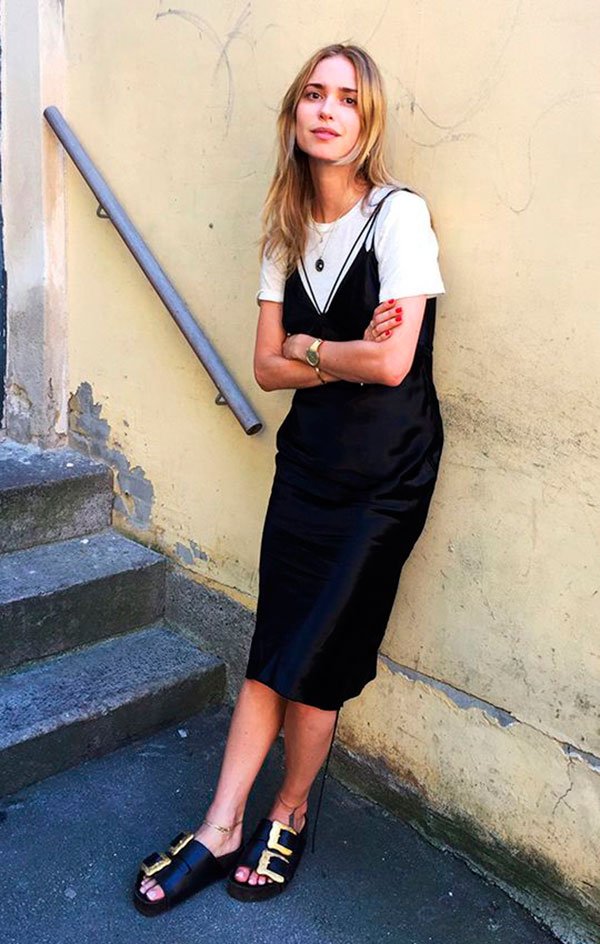 Pernille Teisbaek usa t-shirt com slip dress e birken